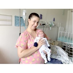 Mãe vive milagre após parto de emergência e quatro meses de UTI ao lado do filho prematuro que nasceu com 480 gramas